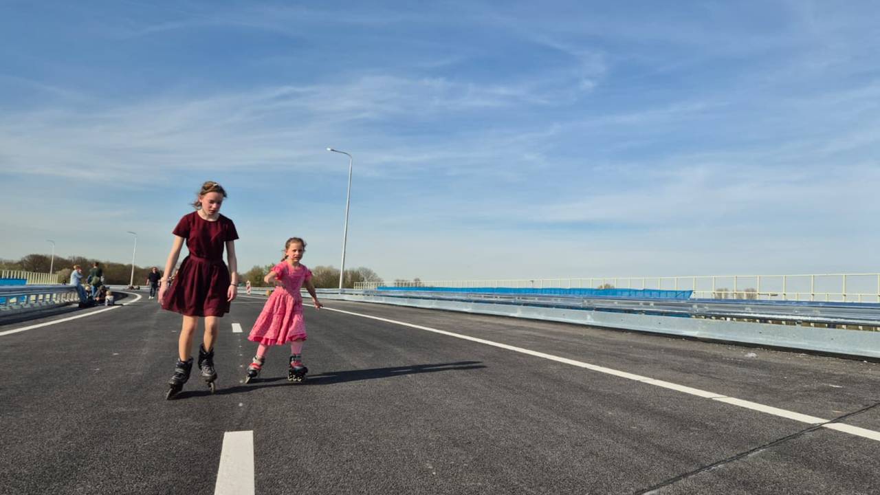 Al skeelerend over het verse asfalt (foto: Niek de Bruijn)