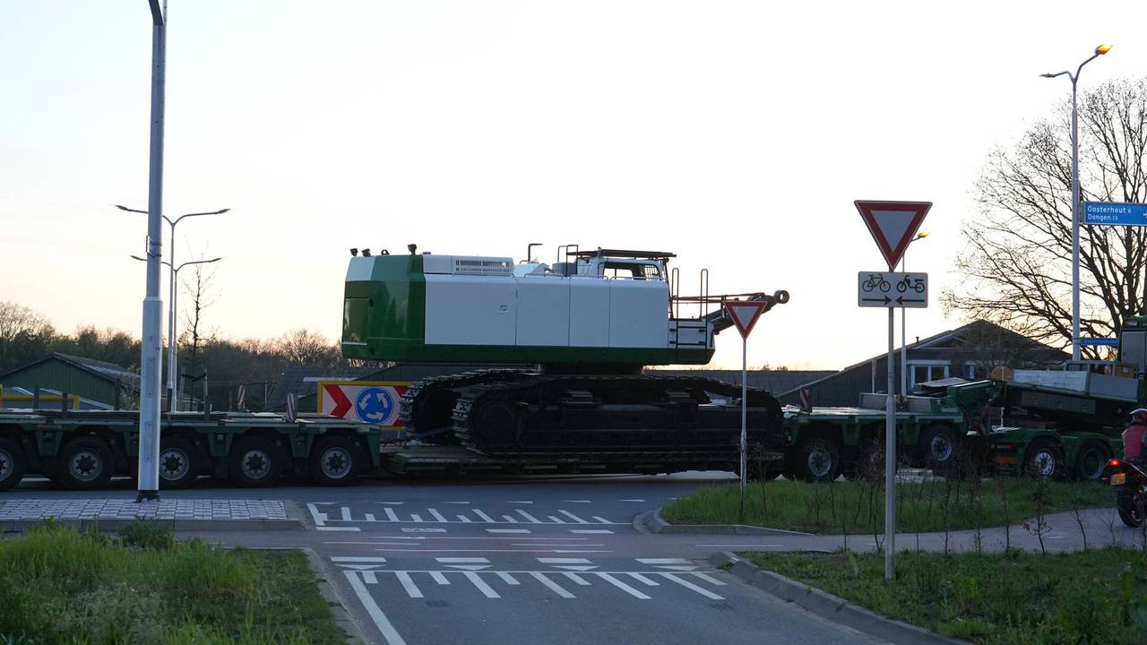 De graafmachine blokkeert urenlang de rotonde (foto: Jeroen Stuve/Persbureau Heitink).
