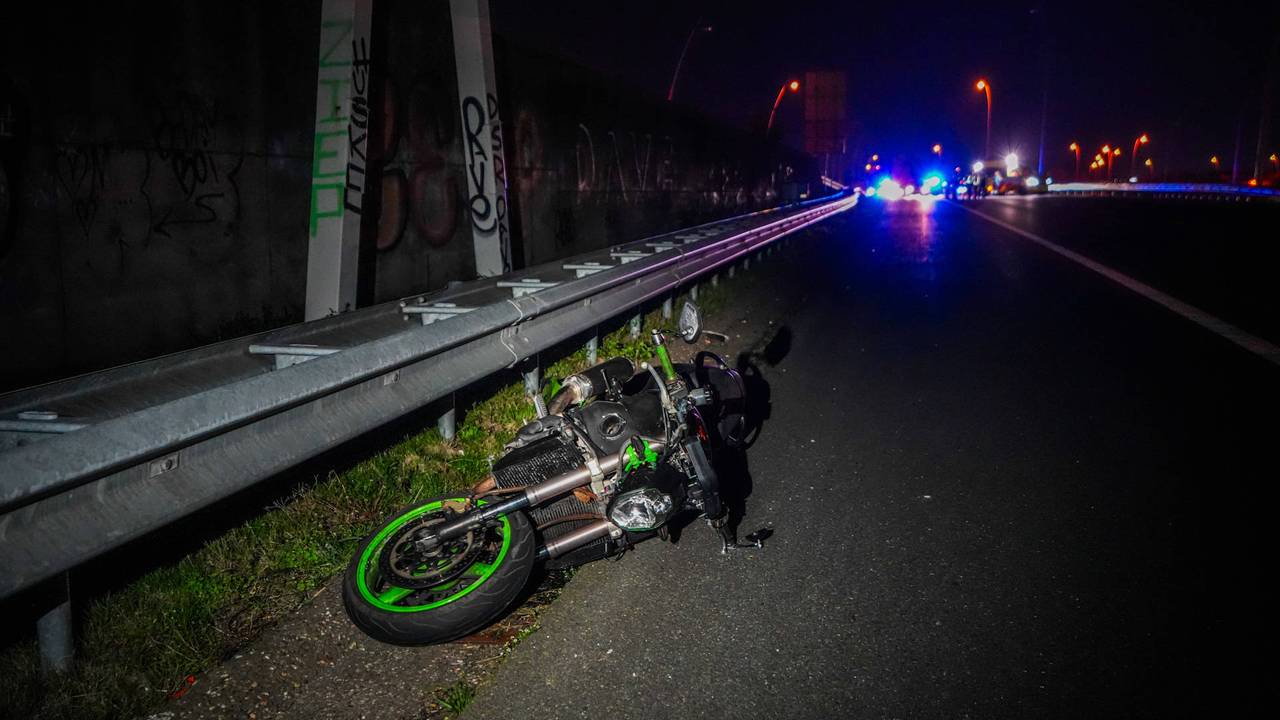 Ongeluk A2 bij Eindhoven: man (28) zwaargewond, bestuurder rijdt door