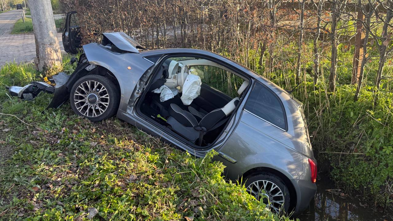Bestuurder gewond na botsing tegen boom in Schijndel (foto: Bart Meesters/Persbureau Heitink).