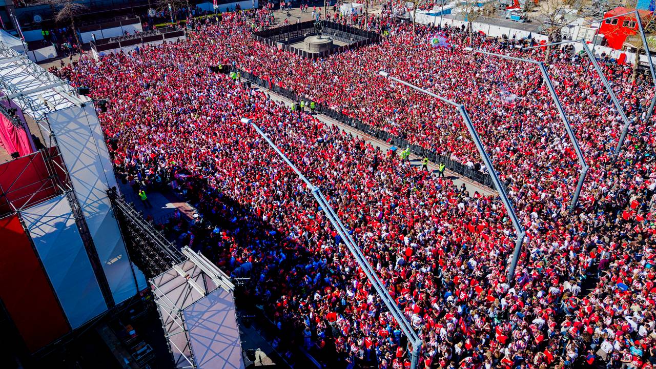 Het Stadhuisplein vol met 20.000 PSV-fans (foto: Marcel van Dorst/Eye4Images).