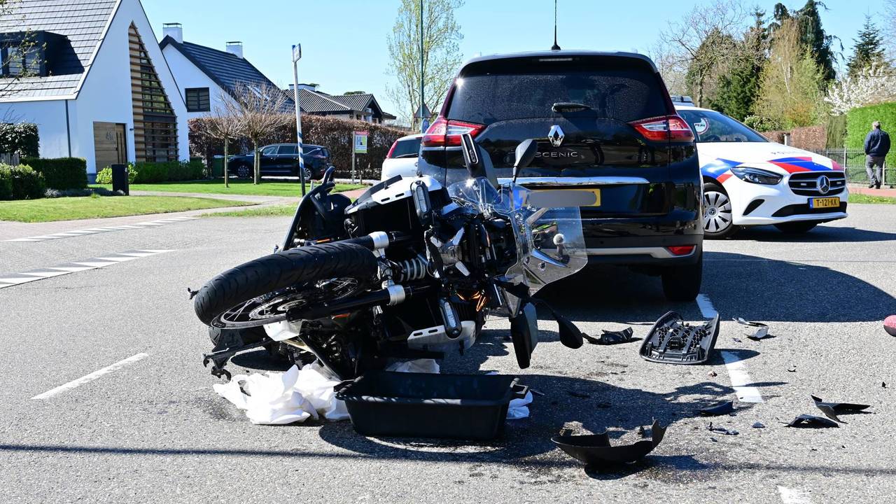De motorrijder raakte gewond (foto: Perry Roovers / Persbureau Heitink).