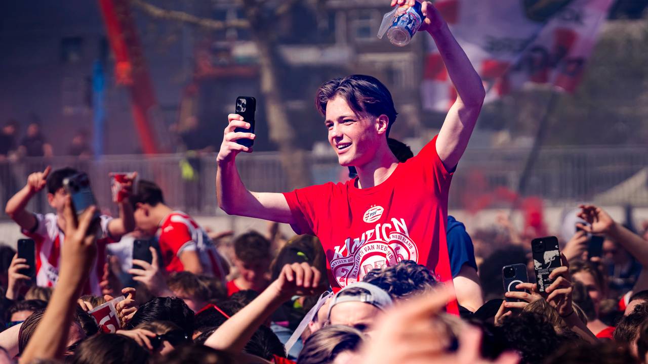 Het Stadhuisplein als PSV de schaal krijgt uitgereikt (foto: Marcel van Dorst.Eye4Images)