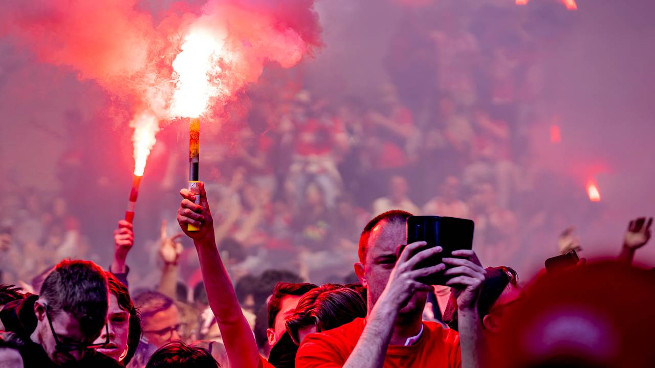 Het Stadhuisplein als PSV de schaal krijgt uitgereikt (foto: Marcel van Dorst.Eye4Images)