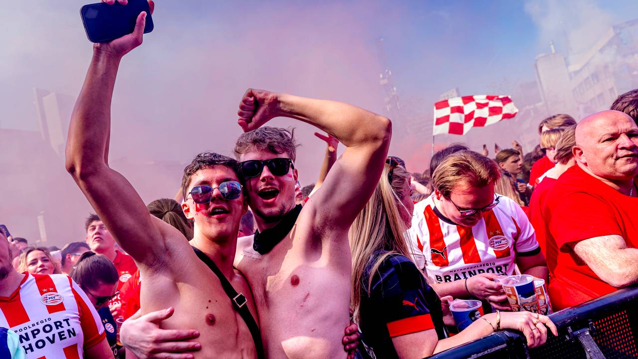 Het Stadhuisplein als PSV de schaal krijgt uitgereikt (foto: Marcel van Dorst.Eye4Images)