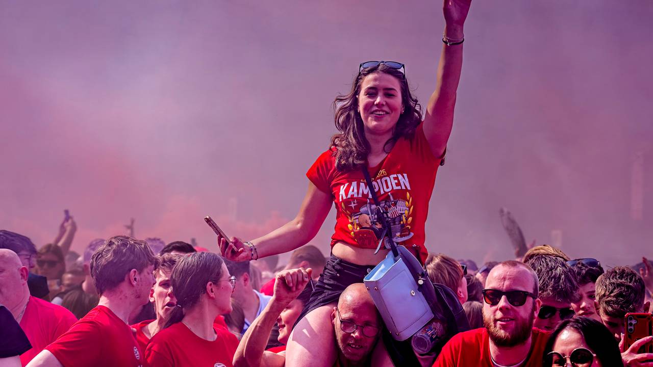 Het Stadhuisplein als PSV de schaal krijgt uitgereikt (foto: Marcel van Dorst.Eye4Images)