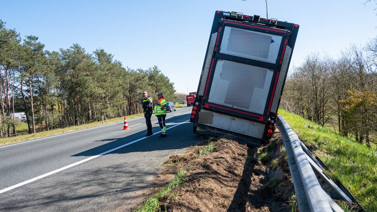 De vrachtwagen zit vol levende varkens (foto: Tom van der Put / Persbureau Heitink).