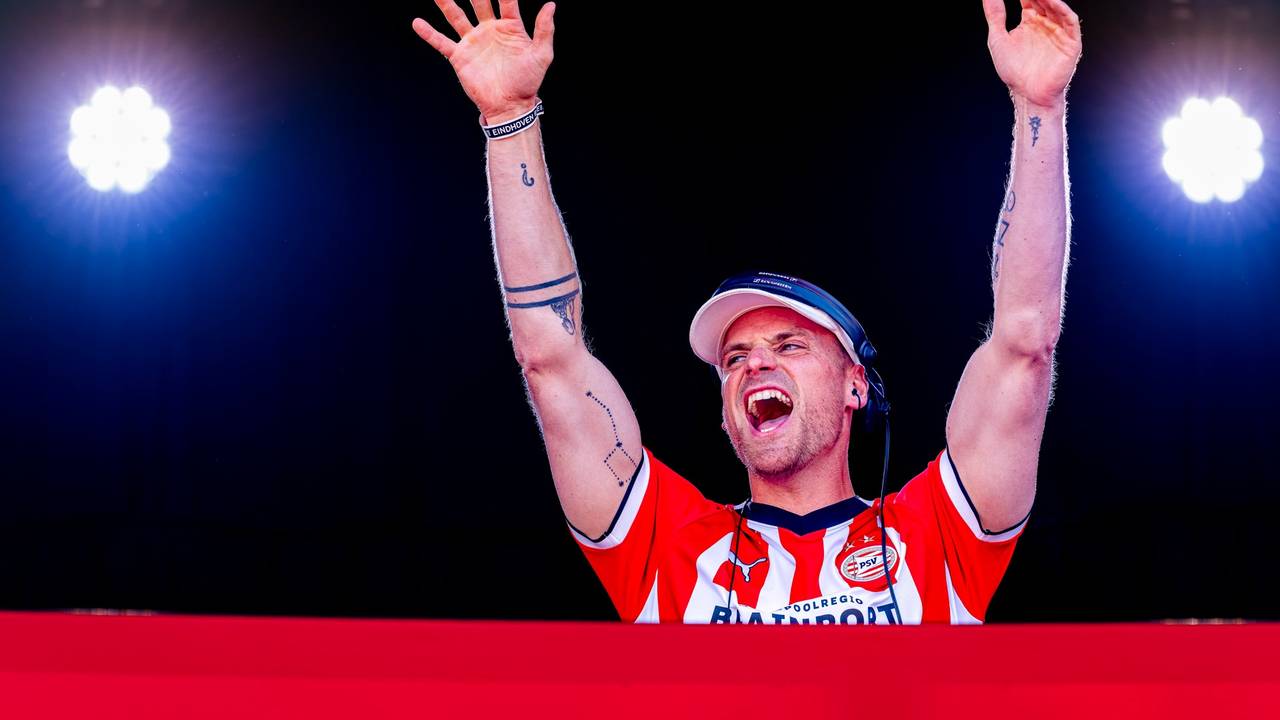 Artiesten op het podium van het Stadhuisplein (Foto: Marcel van Dorst/Eye4Images).