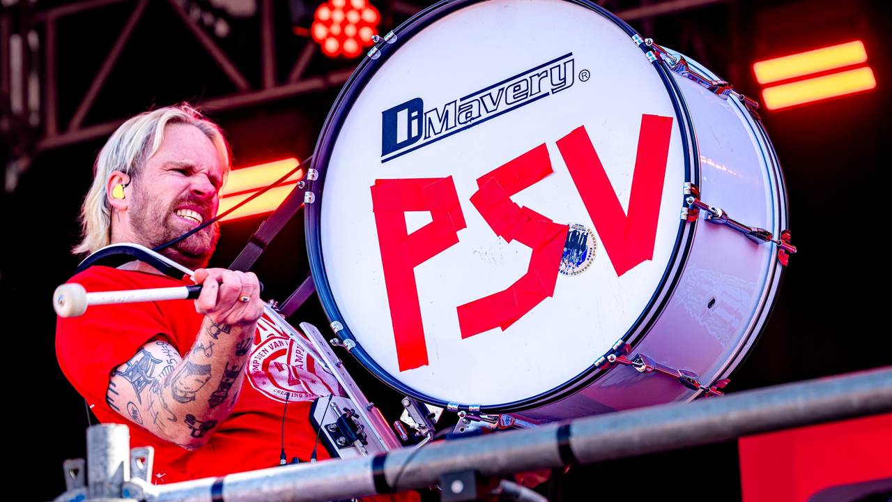 Artiesten op het podium van het Stadhuisplein (Foto: Marcel van Dorst/Eye4Images).