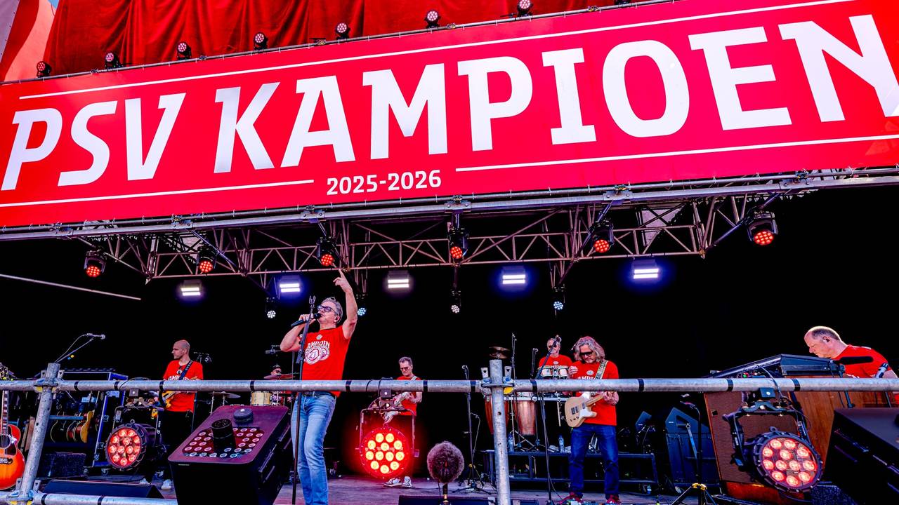 Artiesten op het podium van het Stadhuisplein (Foto: Marcel van Dorst/Eye4Images).