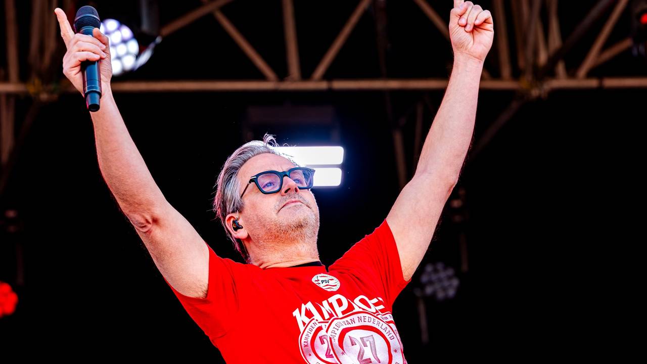 Artiesten op het podium van het Stadhuisplein (Foto: Marcel van Dorst/Eye4Images).