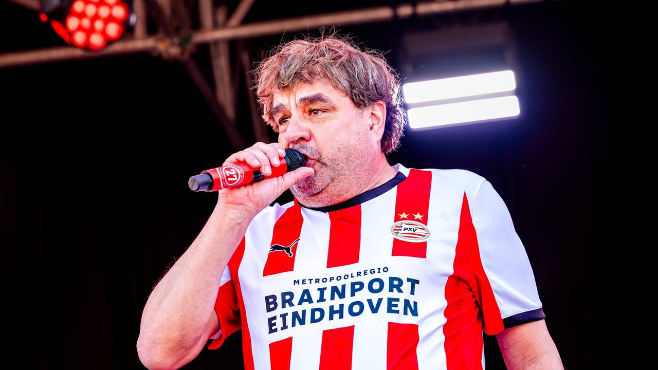 Artiesten op het podium van het Stadhuisplein (Foto: Marcel van Dorst/Eye4Images).