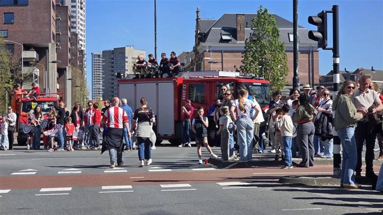 Supporters langs de weg zijn er klaar voor.