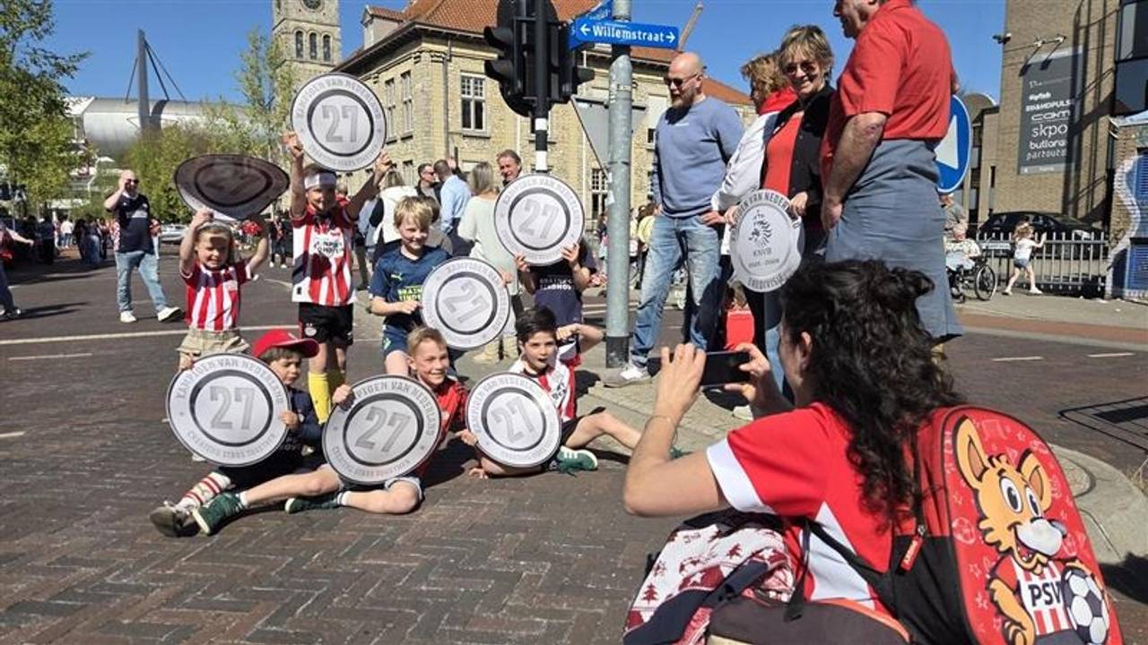 Supporters langs de weg zijn er klaar voor.