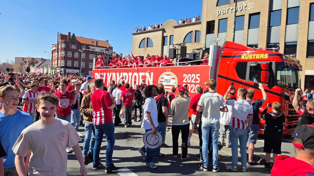 De platte kar trekt door Eindhoven. Foto: Noel van Hooft