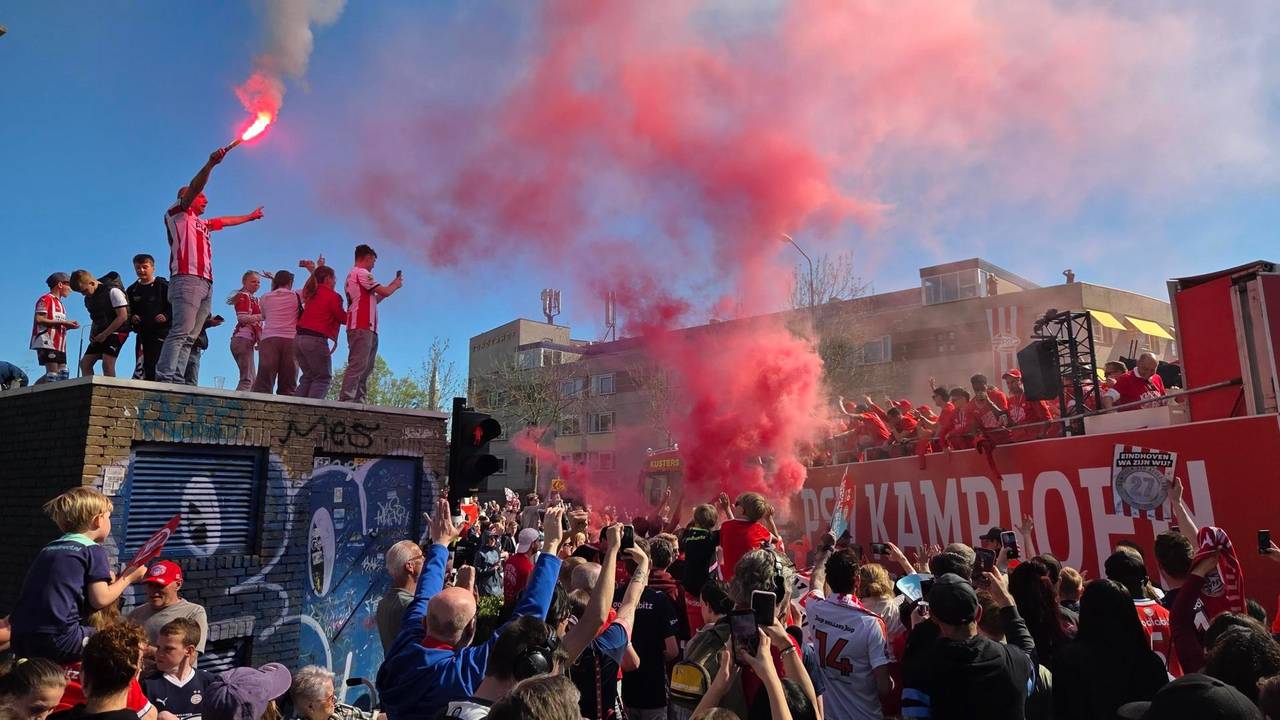 De platte kar trekt door Eindhoven. Foto: Noel van Hooft