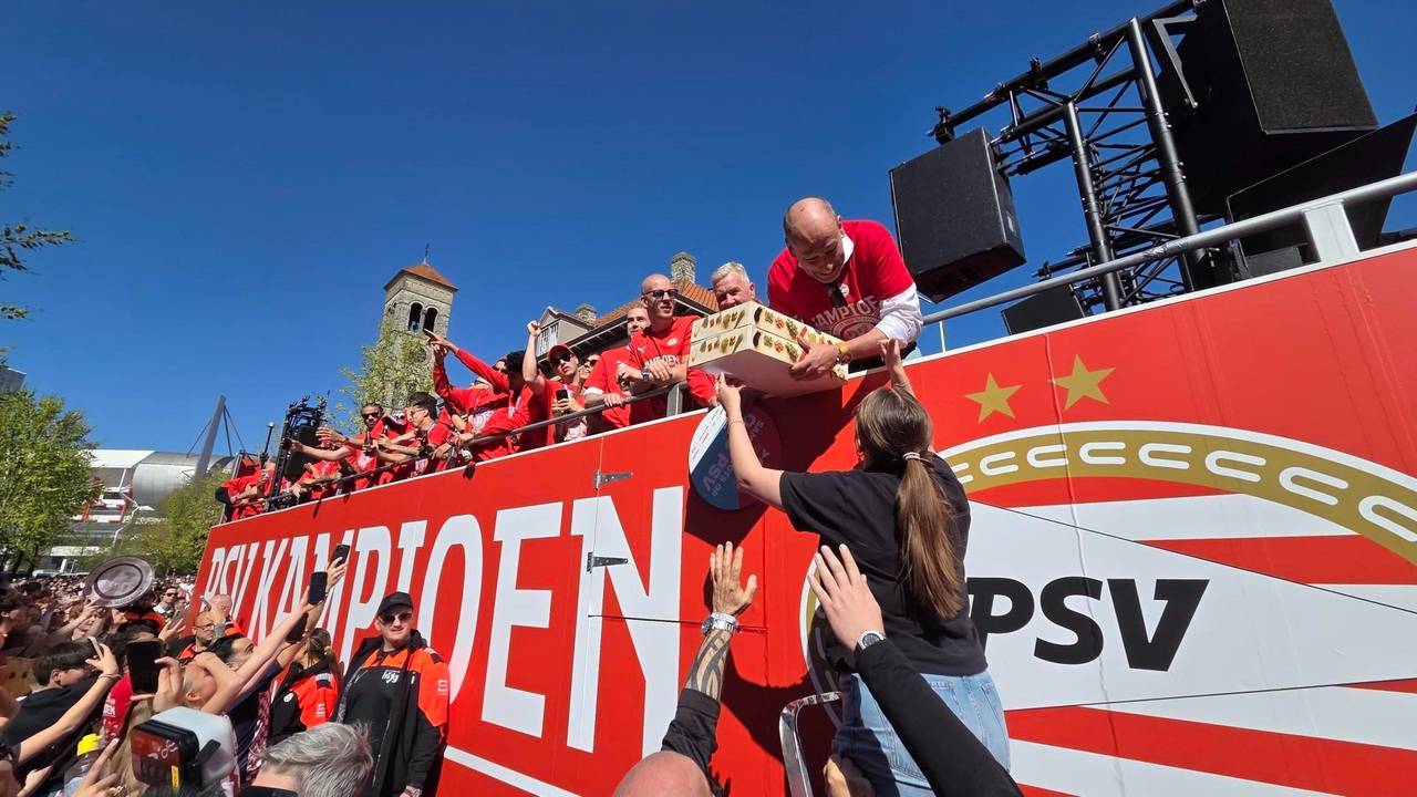 De platte kar trekt door Eindhoven. Foto: Noel van Hooft