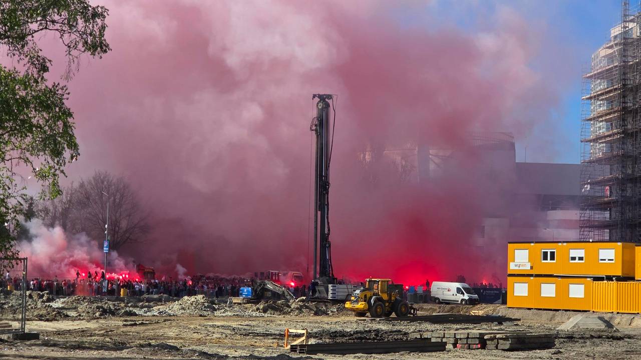 De platte kar verdwijnt in de rook en harde knallen.