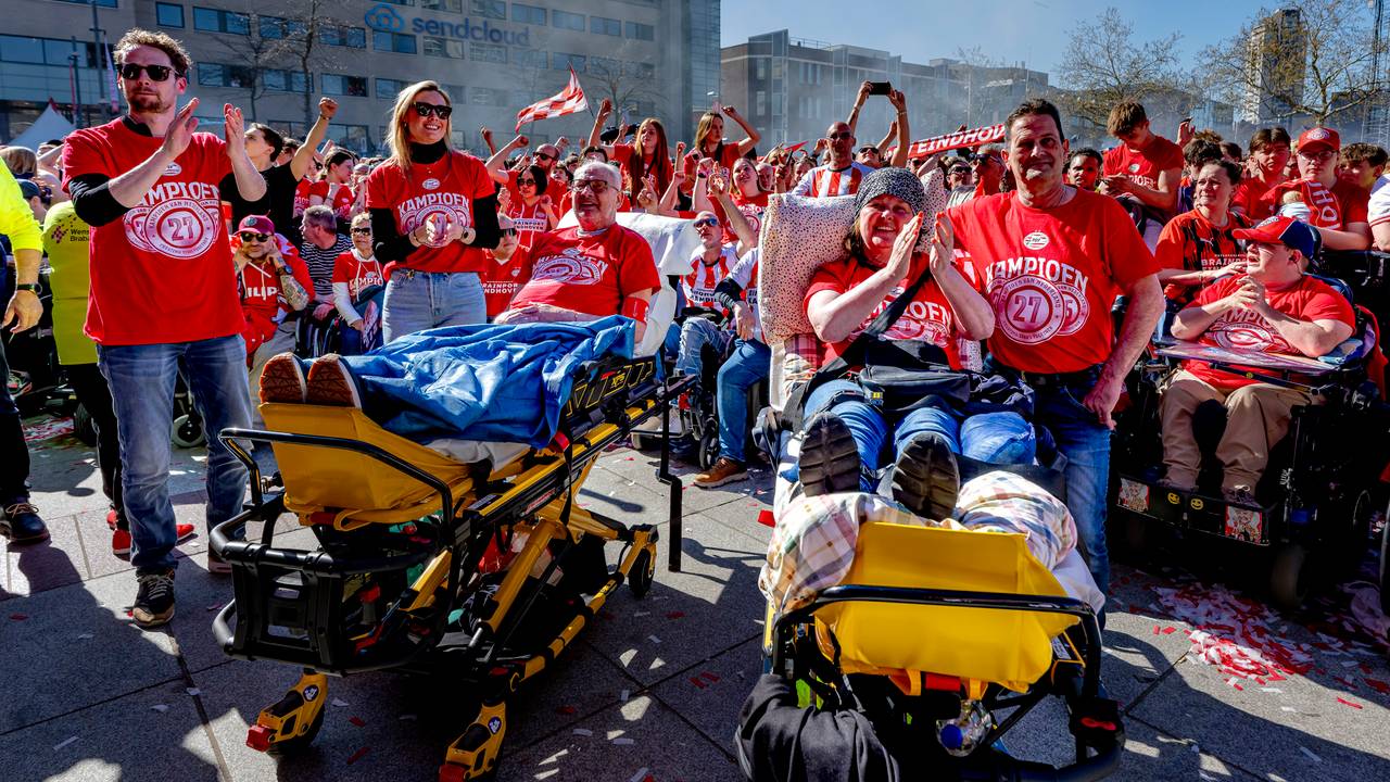 PSV-supporters met Stichting Wensambulance bij de huldiging (foto: Marcel van Dorst/Eye4Images).