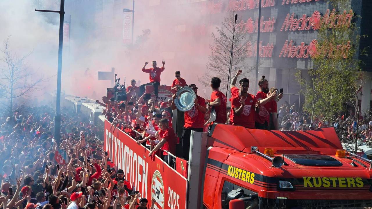 De tocht van de platte kar door Eindhoven. Foto: Noel van Hooft