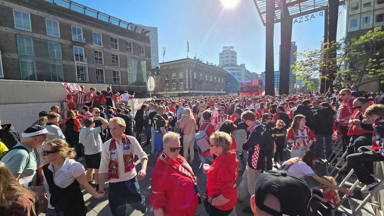 Ook het 18 Septemberplein is bijna vol (foto: Noël van Hooft).