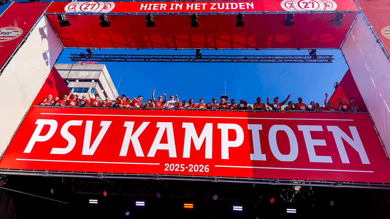 De selectie op het bordes van het stadhuis (Foto: Marcel van Dorst/Eye4Images).