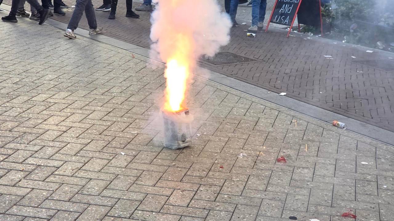 Deze vuurwerkpot viel om in de menigte.