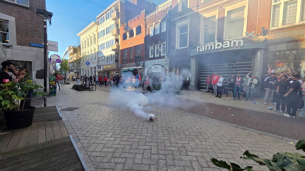 Deze vuurwerkpot viel om in de menigte.