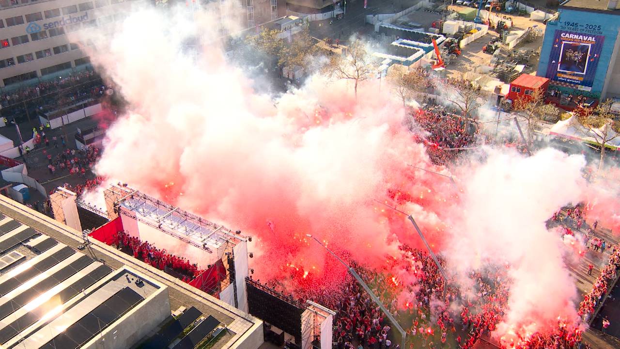 Fakkels op het Stadhuisplein (beeld: Omroep Brabant)