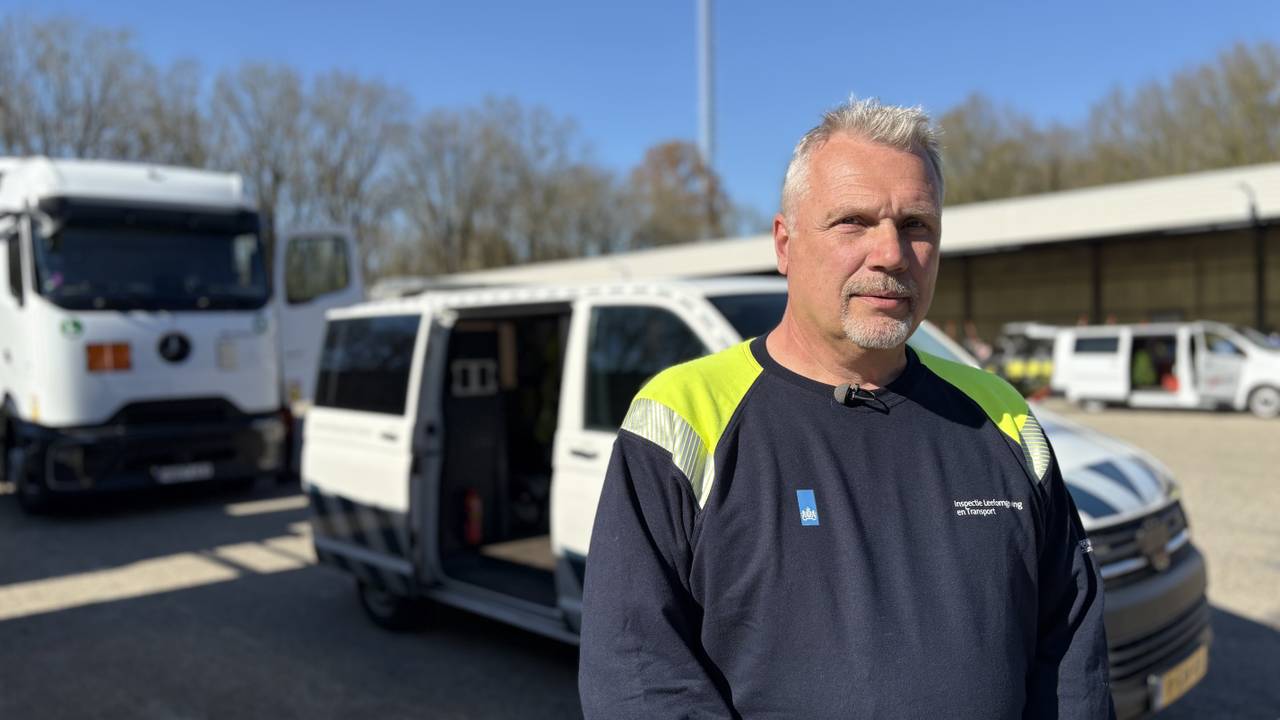 André Schenkel is inspecteur en weet alles over het vervoeren van gevaarlijke stoffen (foto: Wilco Zonneveld). 