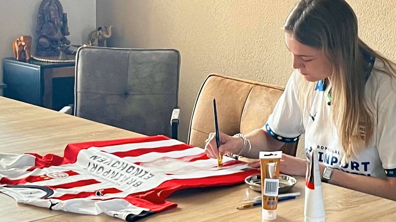Sacha Kuipers schildert op PSV-shirts (foto: Studio040).