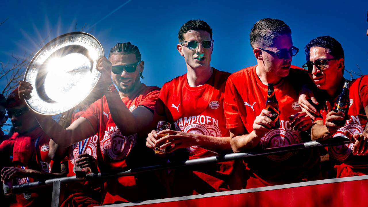 De schaal schittert in de zon op de platte kar (Foto: Marcel van Dorst/Eye4Images).