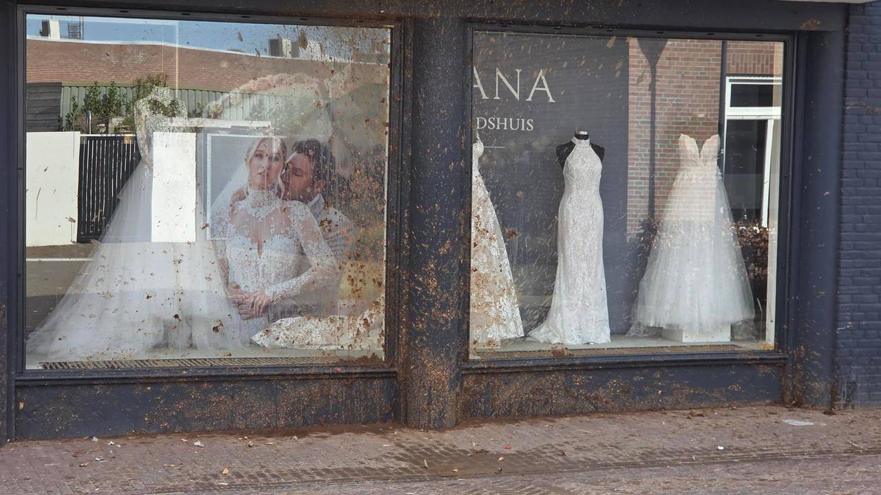 Poep op bruidszaak Boxmeer (foto: Noël van Hooft).