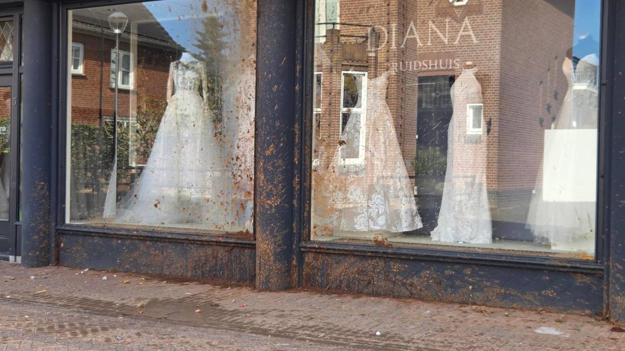 Poep op bruidszaak Boxmeer (foto: Noël van Hooft).