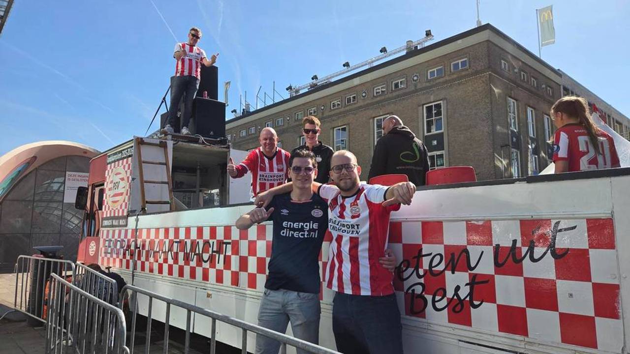 De zelfgebouwde platte kar van de vriendengroep uit Best.