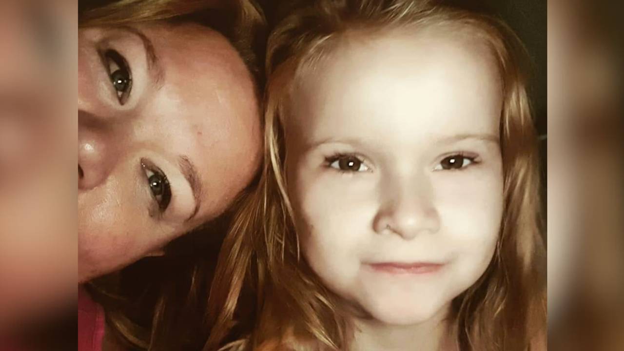 Willemijn samen met haar dochter Hebe (foto: DTVnieuws / Privécollectie Willemijn).