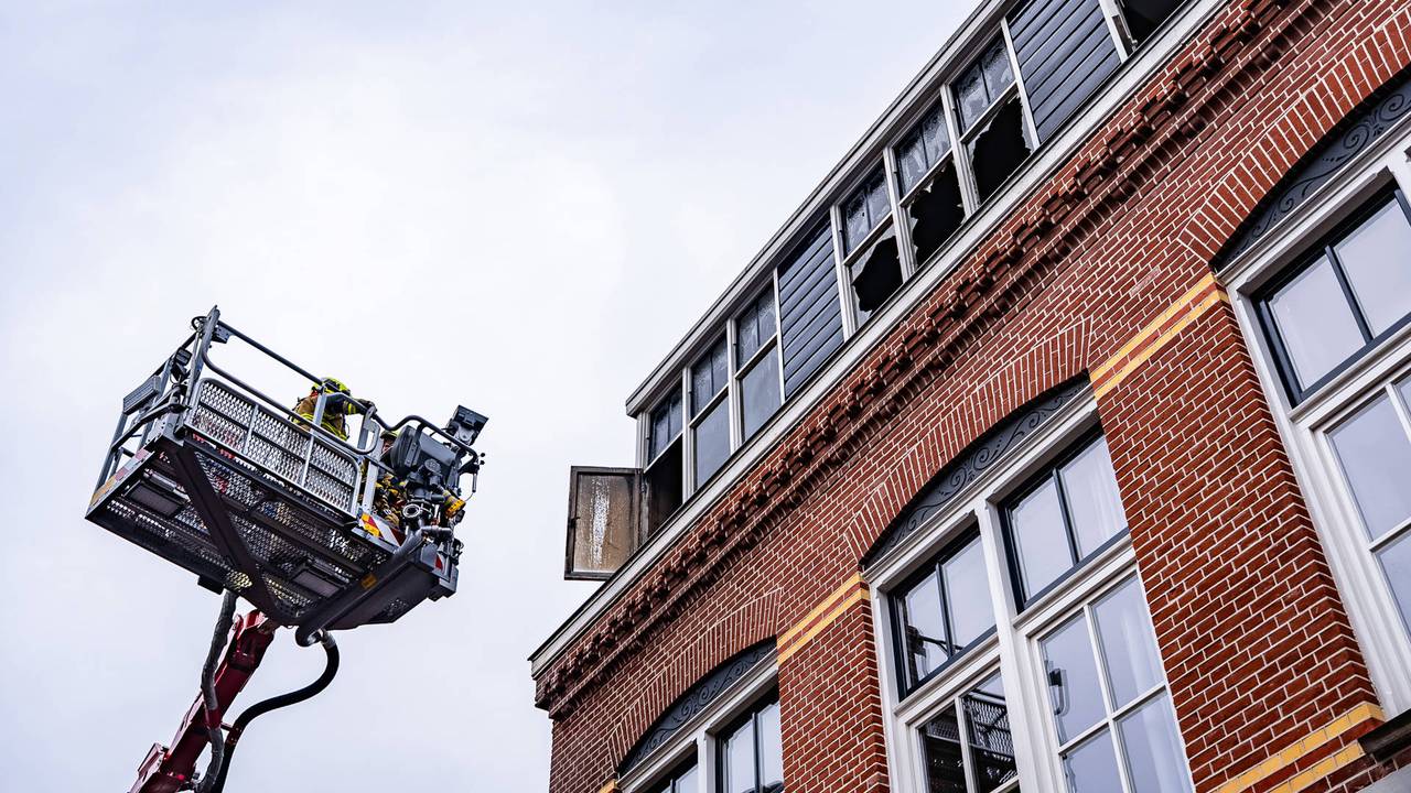Brand in oud pand in centrum van Oss
