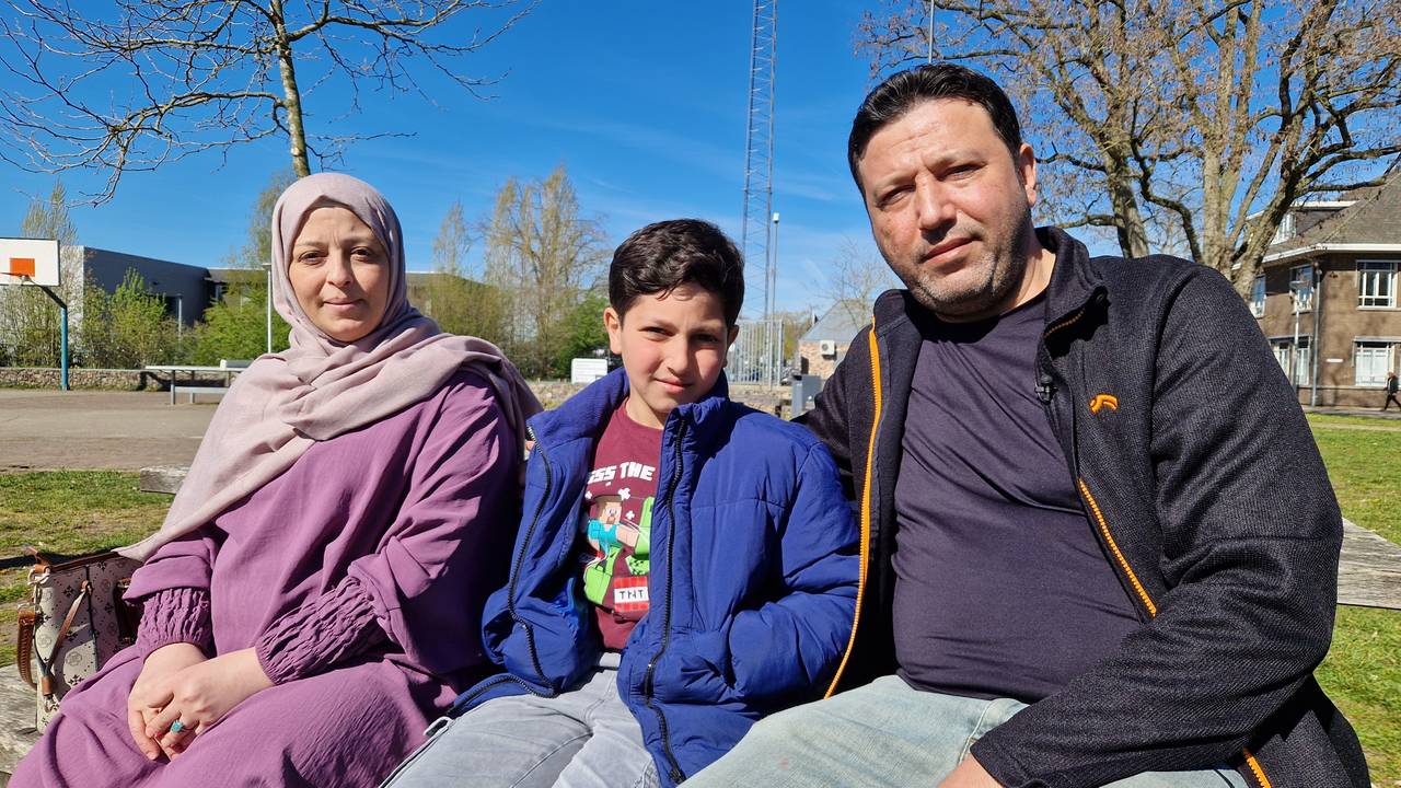 Moeder Iyman, zoon Humem en vader Aymen in het azc in Grave (foto: Tom Berkers).