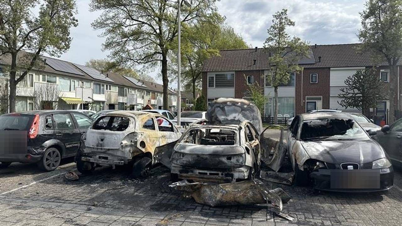 Brand verwoest auto's in Tilburg: ''We hoorden eerst geschreeuw op straat"