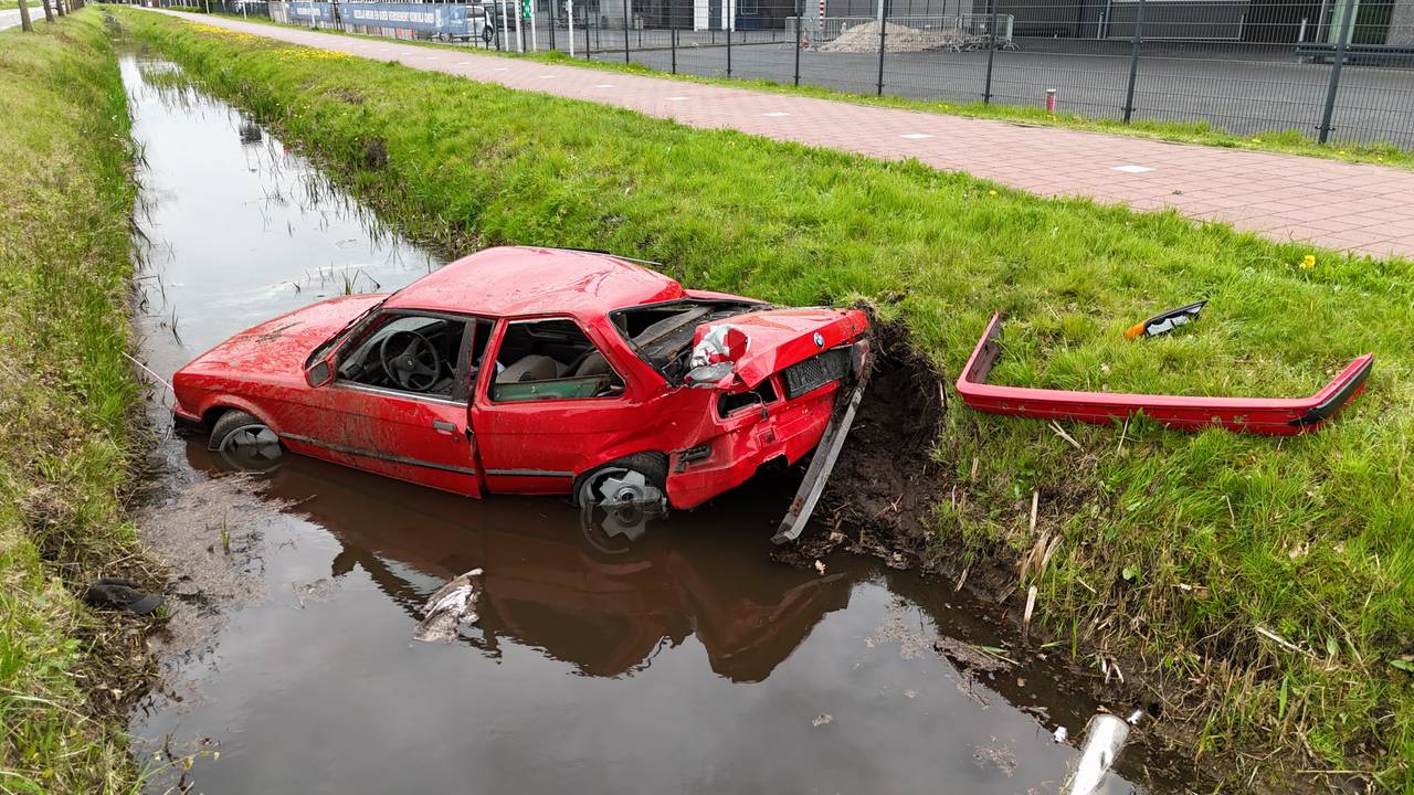 De achterkant van de auto raakte zwaar beschadigd door de crash. (Foto: Bart Meesters / Persbureau Heitink.)