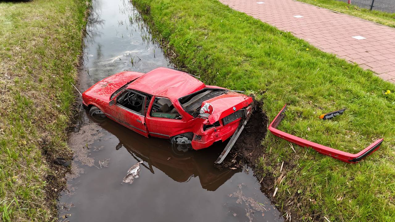 De klap was hard, volgens agenten had de bestuurder een engeltje op zijn schouder. (Foto: Bart Meesters / Persbureau Heitink.)