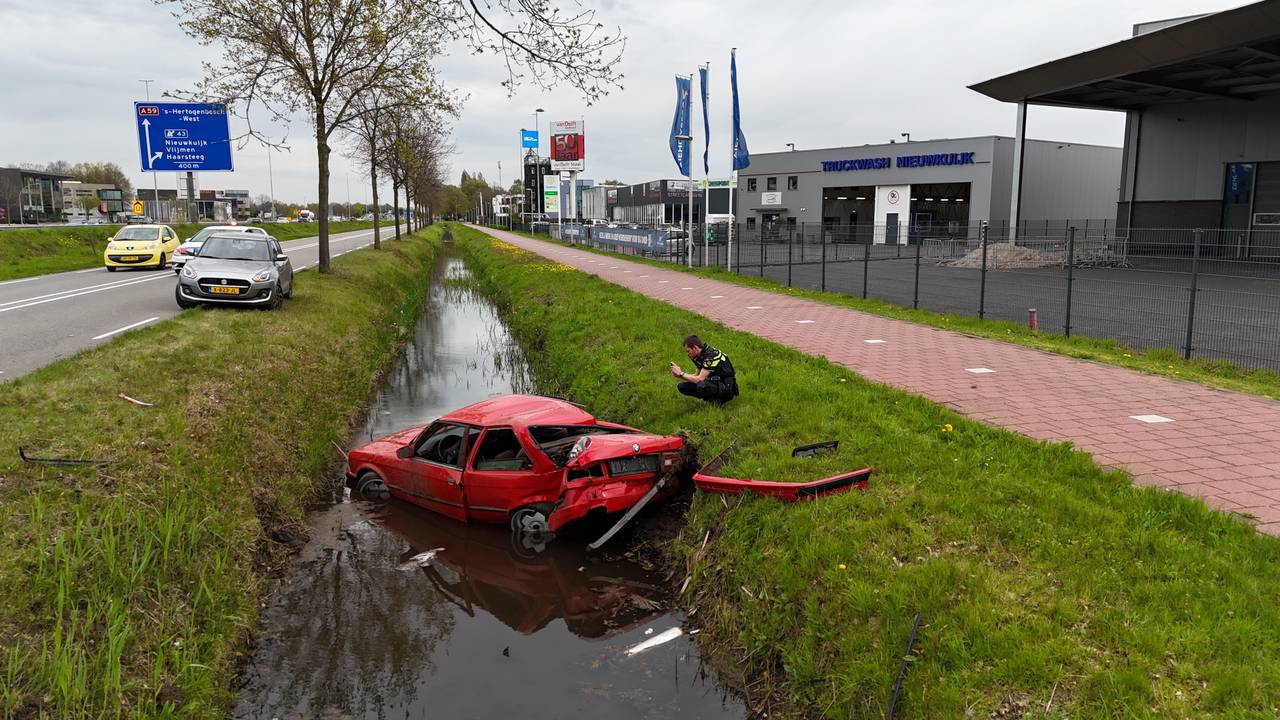 De bestuurder is met de ambulance naar het ziekenhuis gebracht. (Foto: Bart Meesters / Persbureau Heitink.)