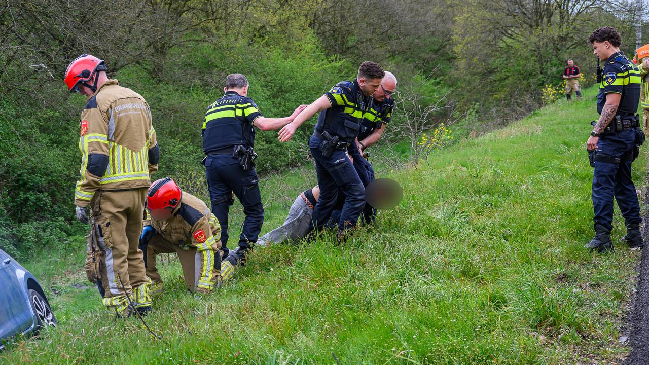 Man weigert uit gecrashte auto te stappen, politie slaat ruit in