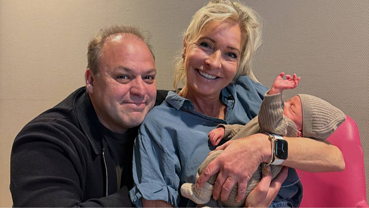 Frans en Mariska Bauer houden kleine Jan voor het eerst vast (foto: Instagram MariskaBauer). 