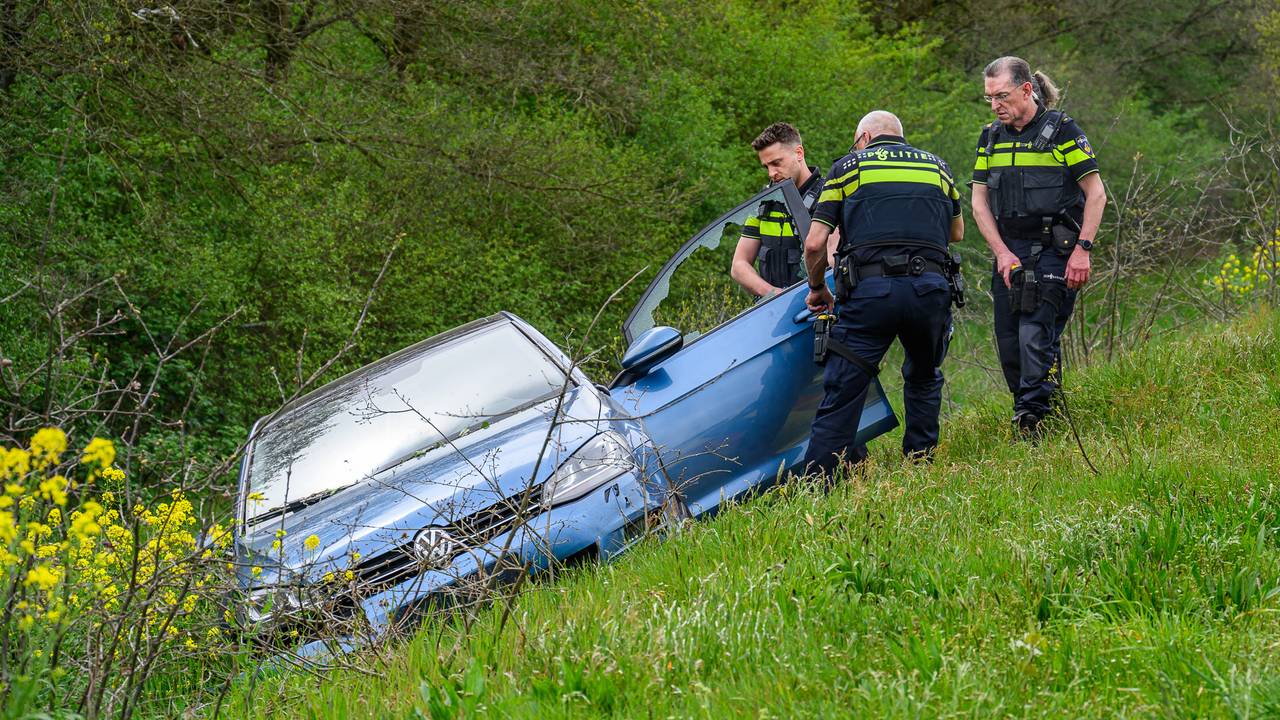 De man werd vervolgens uit de auto gesleurd. (Foto: Persbureau Heitink.)