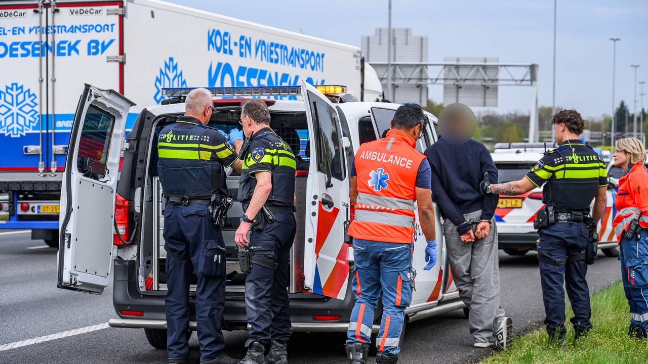 De bestuurder werd meegenomen naar het bureau. (Foto: Persbureau Heitink.)