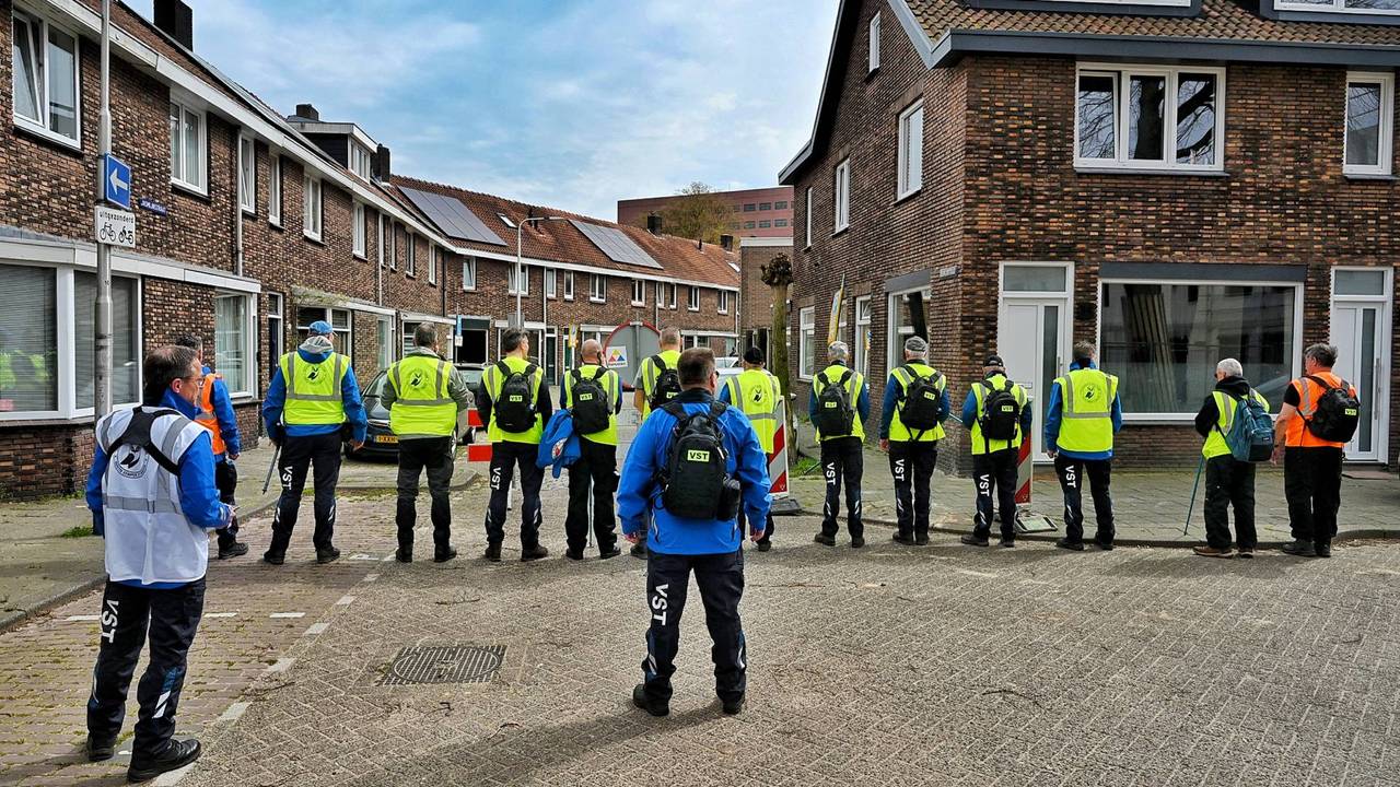 Een flinke groep vrijwilligers ging op zoek naar de man. (Foto: Persbureau Heitink.)