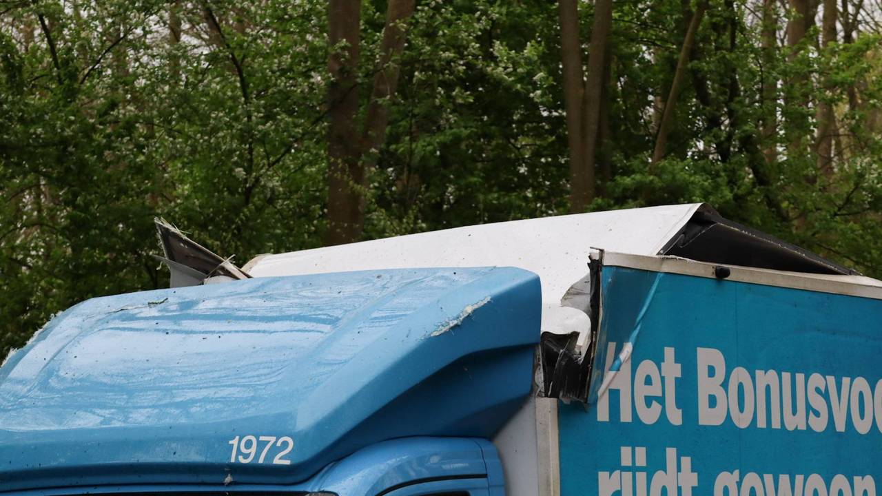 Het dak van de bus scheurde een stuk in door de klap. (Foto: Erik Haverhals / Persbureau Heitink.)