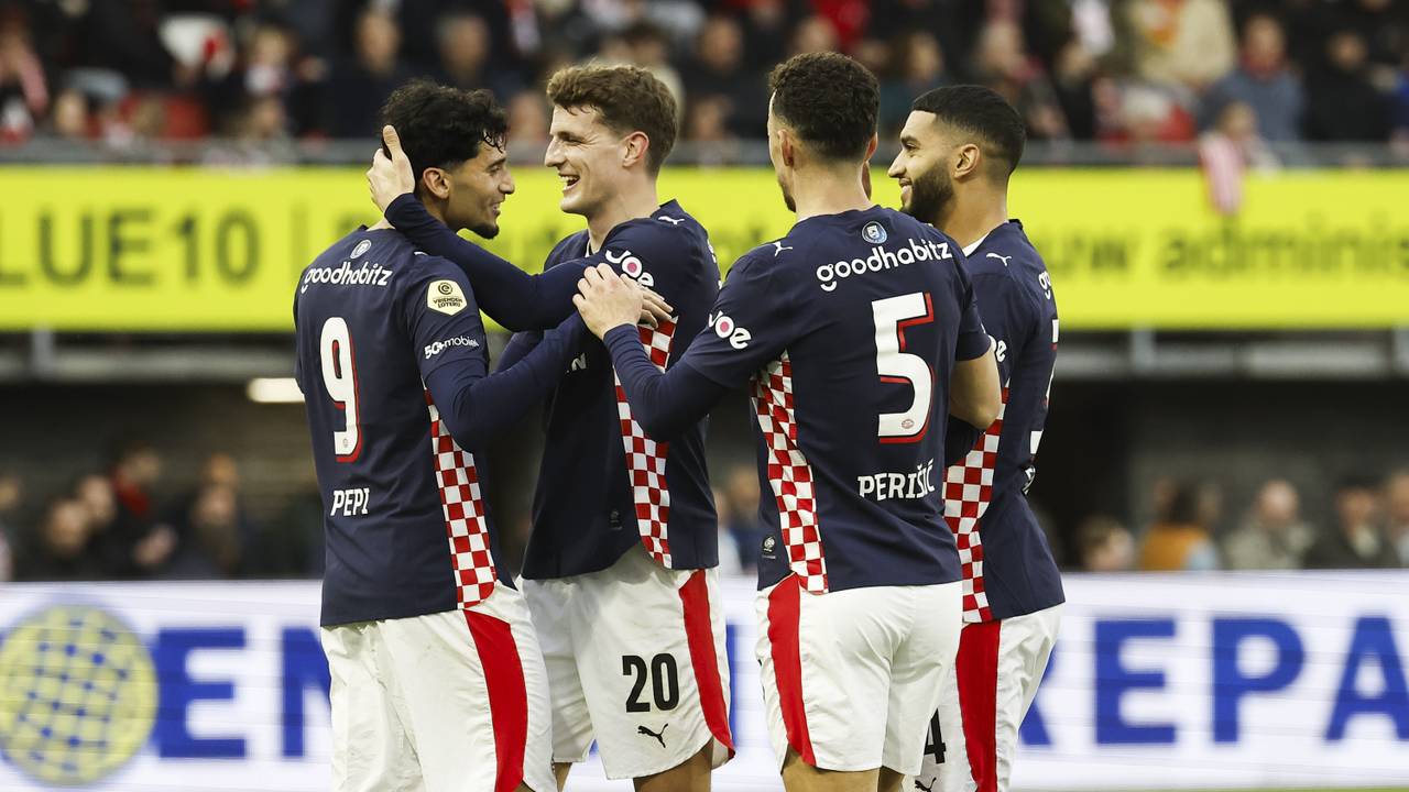 Ricardo Pepi, Guus Til, Ivan Perisic en Ismael Saibari vieren de 0-1 van PSV (foto: ANP).