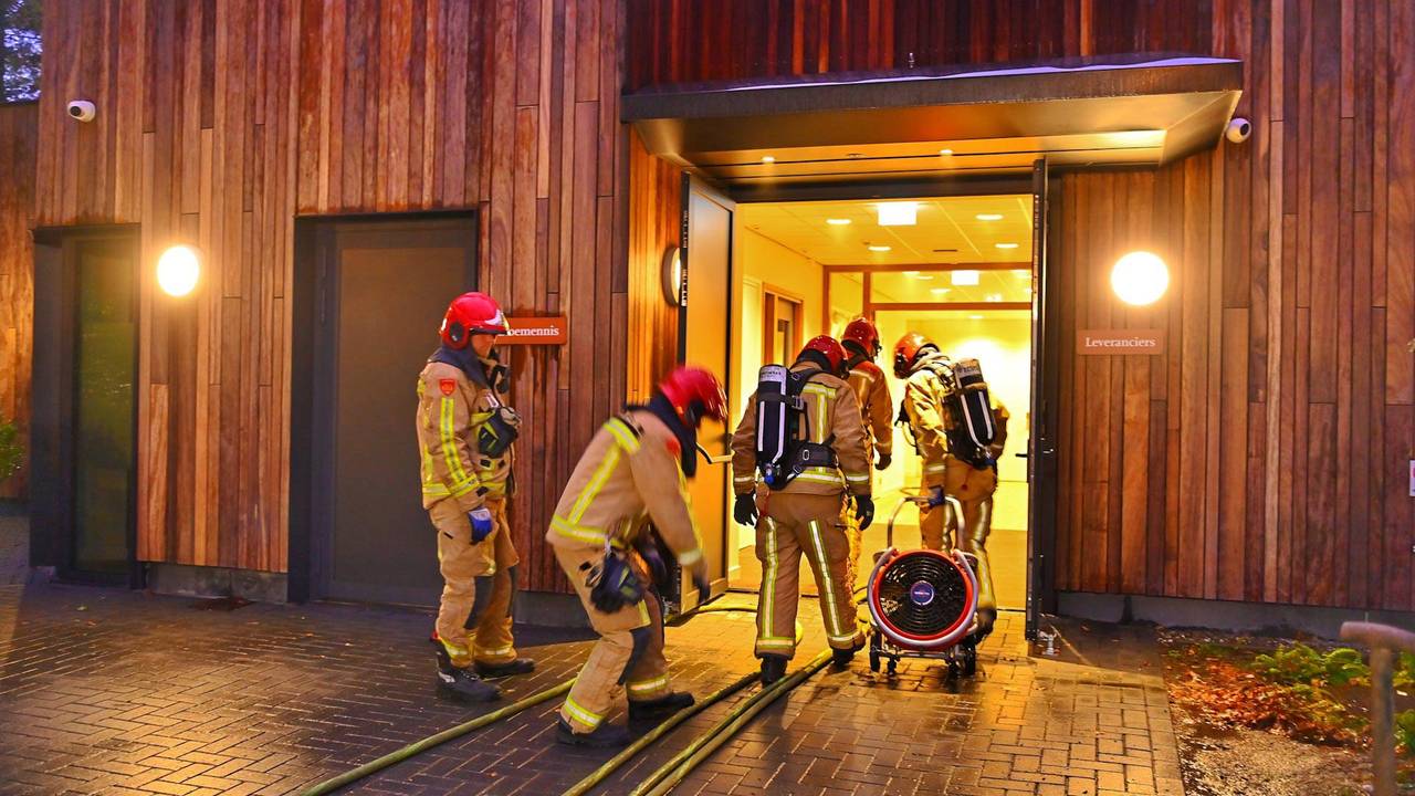 Het pand werd nog geventileerd om de rook te verwijderen. (Foto: Rico Vogels / Persbureau Heitink.)